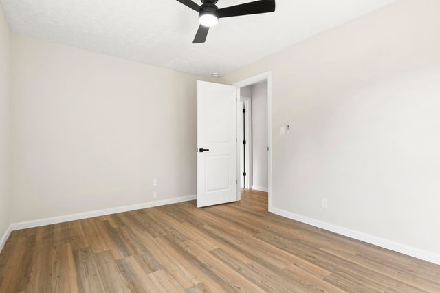 102 W Schmitt Road, Rossville, GA 30741