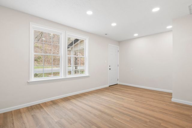 102 W Schmitt Road, Rossville, GA 30741