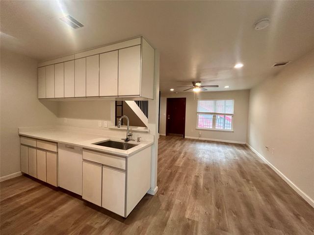 901 E 40th ST 212, Austin, TX 78751