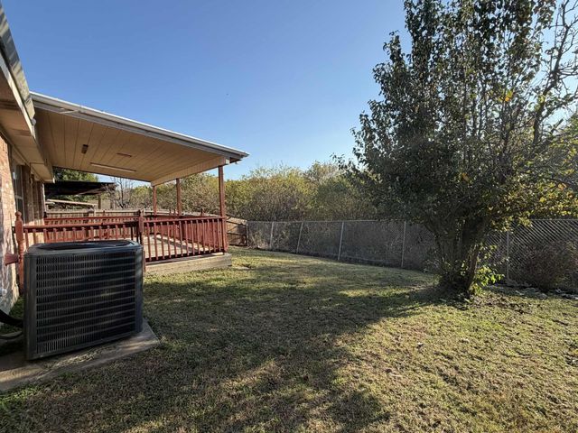 900 Timber Oaks Lane, Arlington, TX 76010