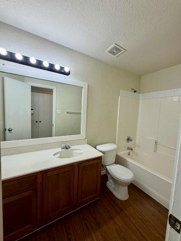 900 Timber Oaks Lane, Arlington, TX 76010