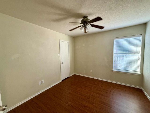 900 Timber Oaks Lane, Arlington, TX 76010