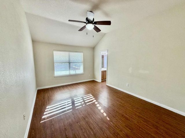 900 Timber Oaks Lane, Arlington, TX 76010