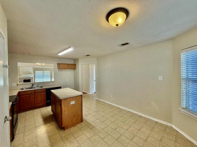 900 Timber Oaks Lane, Arlington, TX 76010