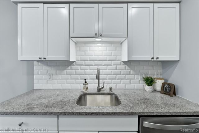 2124 Park Place Drive, Walled Lake, MI 48390