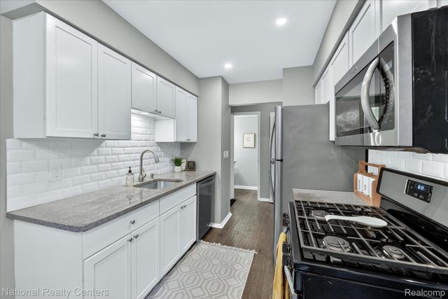 2124 Park Place Drive, Walled Lake, MI 48390