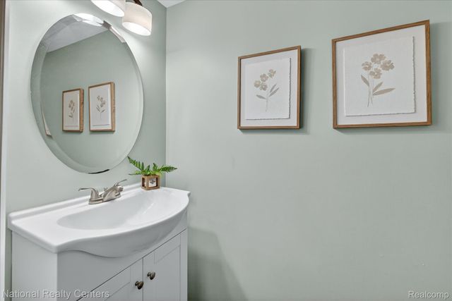 2124 Park Place Drive, Walled Lake, MI 48390