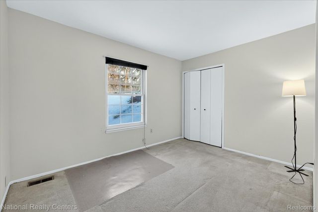 2124 Park Place Drive, Walled Lake, MI 48390