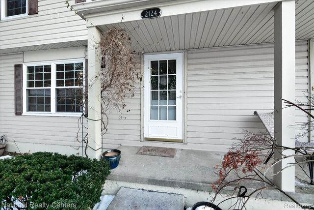2124 Park Place Drive, Walled Lake, MI 48390