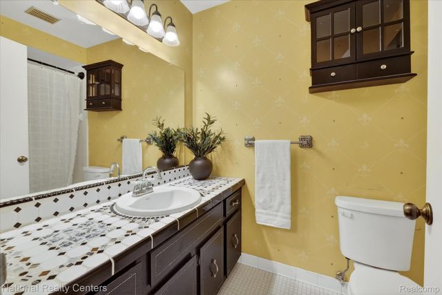 2124 Park Place Drive, Walled Lake, MI 48390