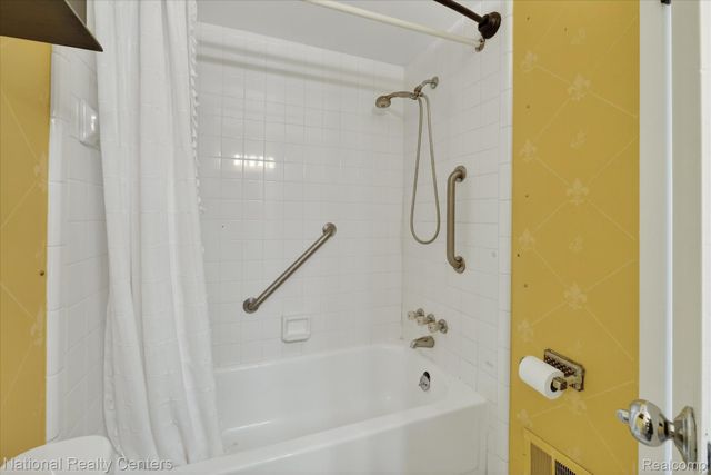 2124 Park Place Drive, Walled Lake, MI 48390