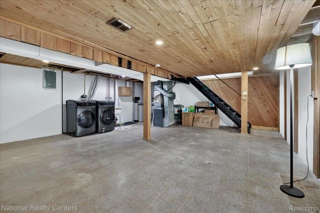 2124 Park Place Drive, Walled Lake, MI 48390