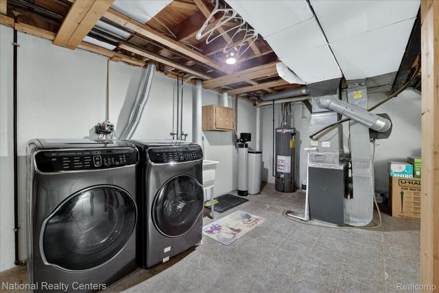 2124 Park Place Drive, Walled Lake, MI 48390