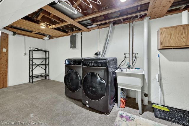 2124 Park Place Drive, Walled Lake, MI 48390