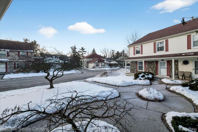 2124 Park Place Drive, Walled Lake, MI 48390