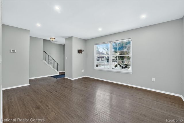 2124 Park Place Drive, Walled Lake, MI 48390