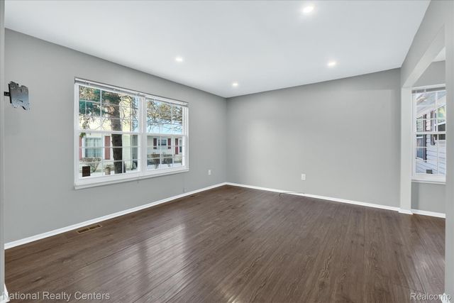 2124 Park Place Drive, Walled Lake, MI 48390