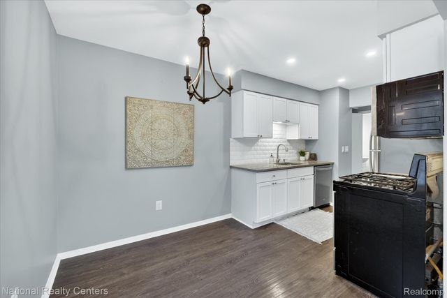 2124 Park Place Drive, Walled Lake, MI 48390