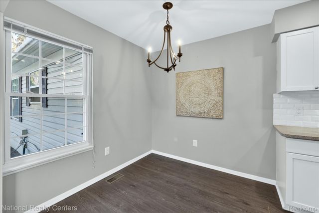 2124 Park Place Drive, Walled Lake, MI 48390