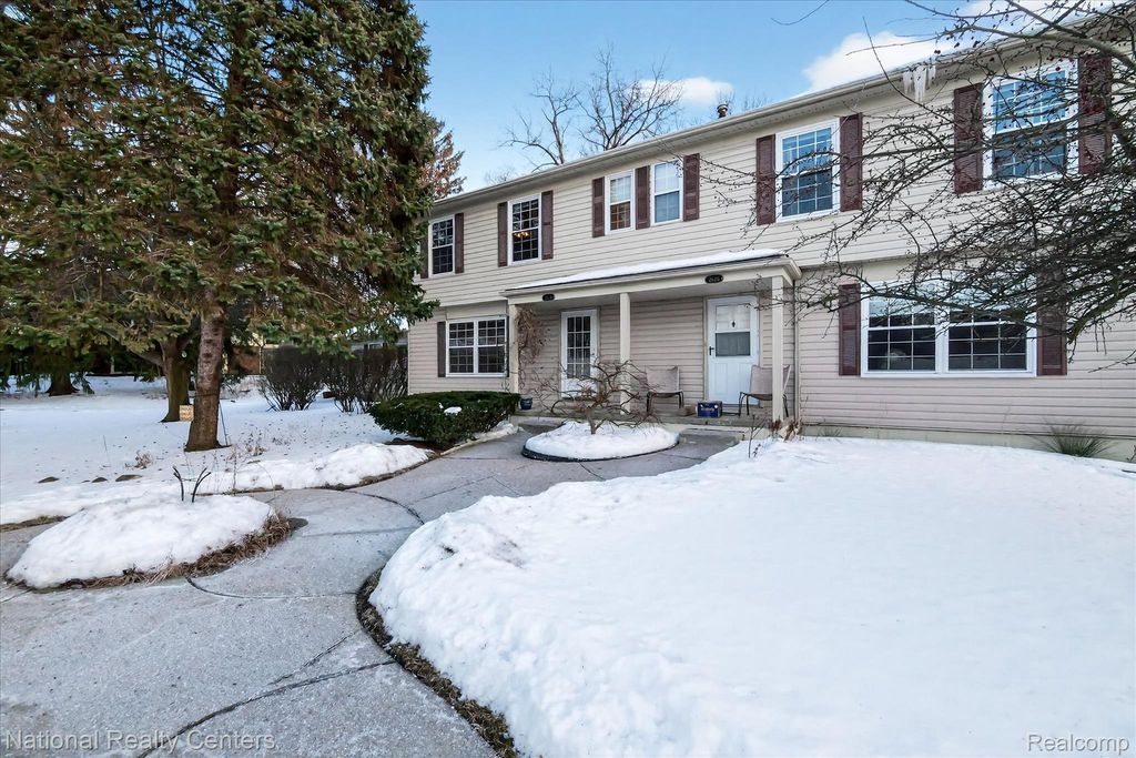 2124 Park Place Drive, Walled Lake, MI 48390