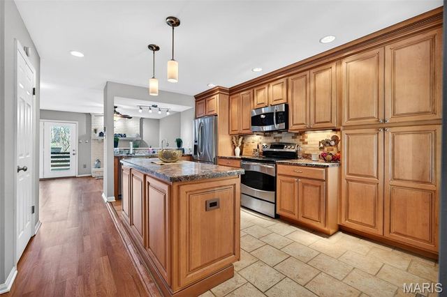 3034 Autumn Lakes Court, Maryland Heights, MO 63043