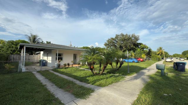 551 NW Nw 107th Street, Miami, FL 33168