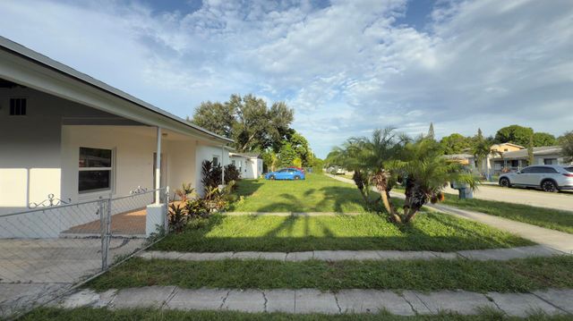 551 NW Nw 107th Street, Miami, FL 33168