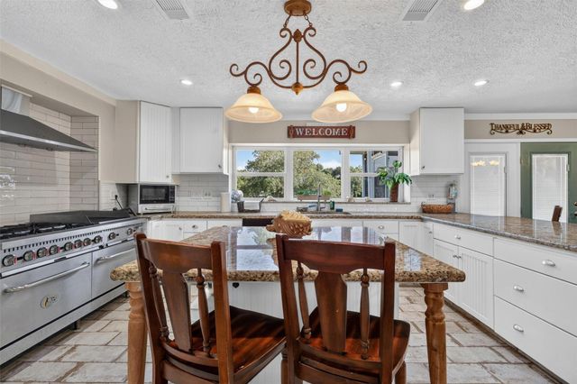 1583 County Road 291, Bay City, TX 77414