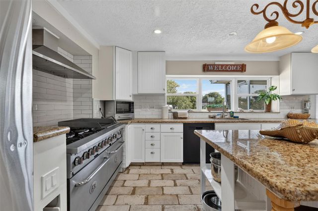 1583 County Road 291, Bay City, TX 77414
