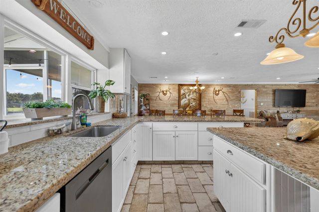 1583 County Road 291, Bay City, TX 77414