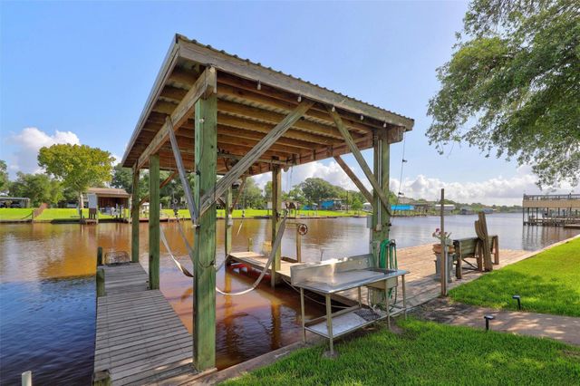 1583 County Road 291, Bay City, TX 77414