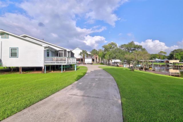 1583 County Road 291, Bay City, TX 77414
