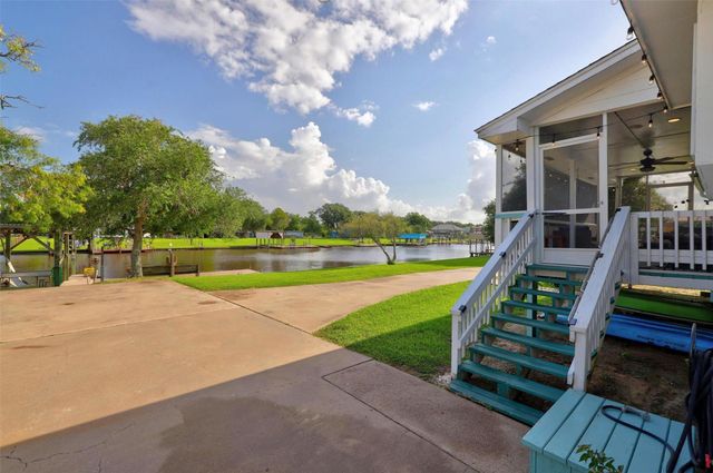 1583 County Road 291, Bay City, TX 77414
