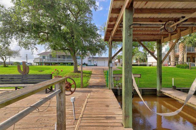 1583 County Road 291, Bay City, TX 77414