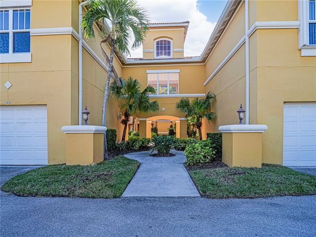 5045 Fairways Circle D207, Vero Beach, FL 32967