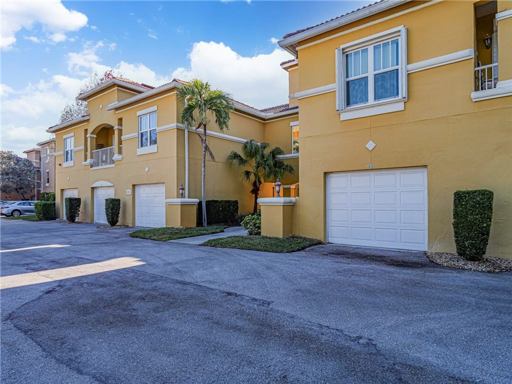 5045 Fairways Circle D207, Vero Beach, FL 32967