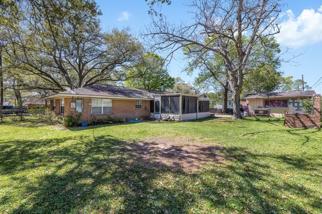 1326 Kathy Avenue, Sealy, TX 77474