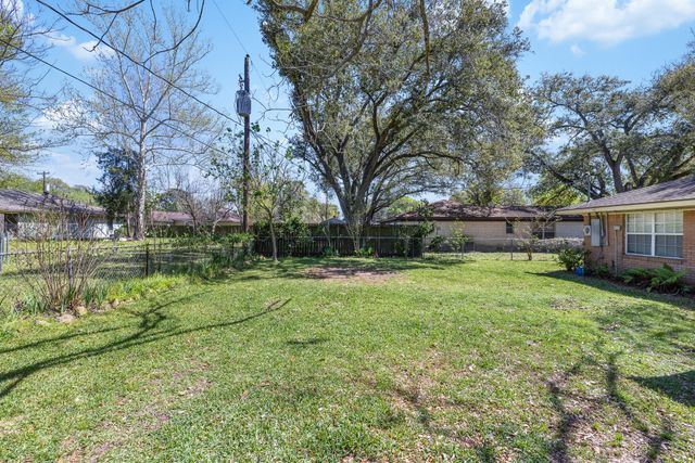 1326 Kathy Avenue, Sealy, TX 77474