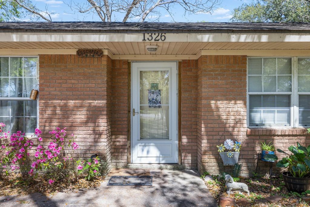 1326 Kathy Avenue, Sealy, TX 77474