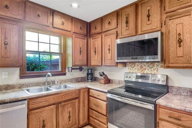 3606 Rainbow Circle, Snellville, GA 30039