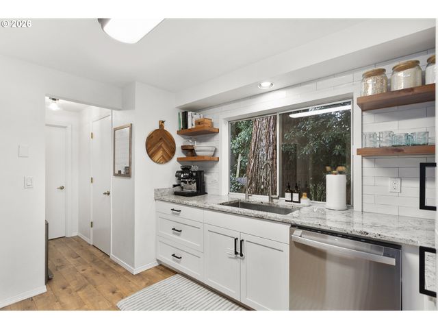 672 Se ALDER Ct, Hillsboro, OR 97123