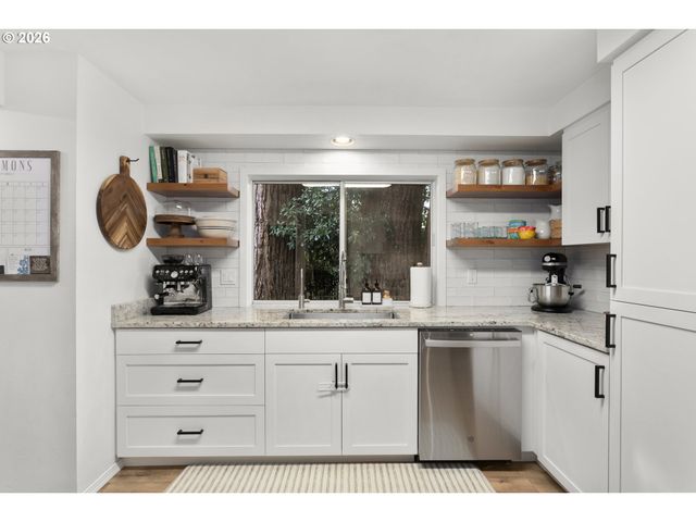 672 Se ALDER Ct, Hillsboro, OR 97123