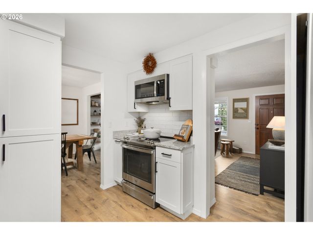 672 Se ALDER Ct, Hillsboro, OR 97123