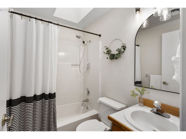 672 Se ALDER Ct, Hillsboro, OR 97123