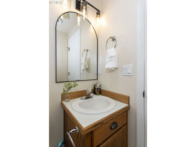 672 Se ALDER Ct, Hillsboro, OR 97123