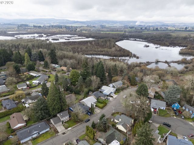 672 Se ALDER Ct, Hillsboro, OR 97123