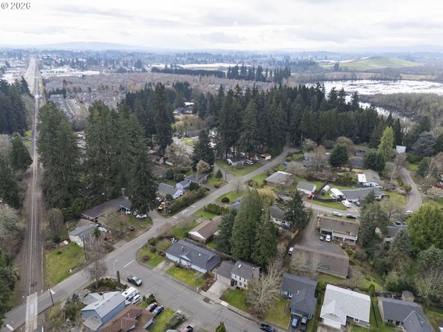 672 Se ALDER Ct, Hillsboro, OR 97123