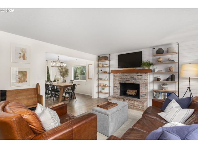 672 Se ALDER Ct, Hillsboro, OR 97123