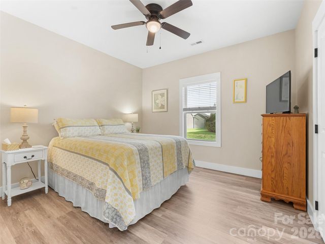 432 Sassafras Drive, Hendersonville, NC 28739