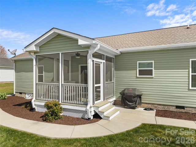 432 Sassafras Drive, Hendersonville, NC 28739